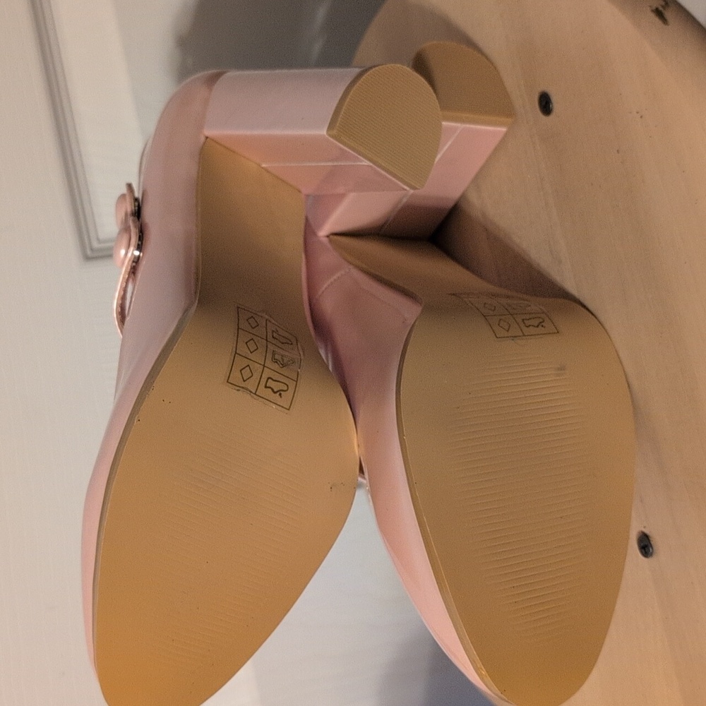 Shoes - Picture 4 of 5